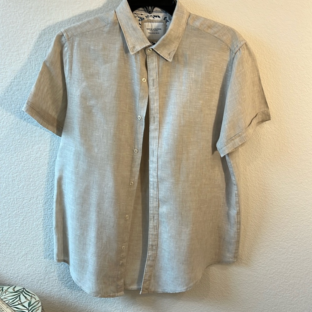 DENIM AND FLOWER RICKY SINGH Men’s Short sleeve tan linen button down. Medium